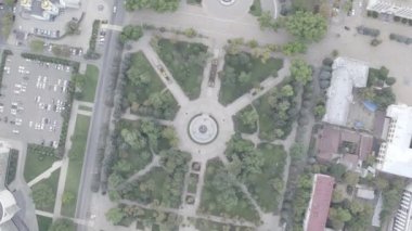 Krasnodar, Rusya. Catherine Meydanı 'ndaki İmparatoriçe II. Catherine Anıtı. Hava görüntüsü. 4K