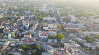 Simferopol, Kırım. Gün batımında şehir merkezi panoraması. Kırım Cumhuriyeti Bakanlar Kurulu, Lenin Meydanı. 4K