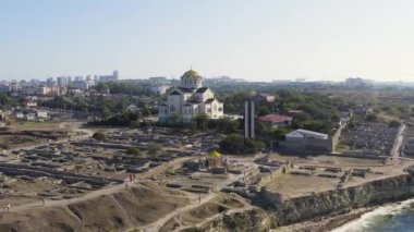 Sivastopol, Kırım. Chersonesos 'taki the the the the the the the Hughmirsky Cathedral. Chersonesus Tauric - Kırım kıyısındaki Herkül yarımadasında antik Yunanlılar tarafından kuruldu. 4K