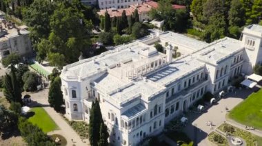 Livadia, Kırım. Livadia Sarayı - Kırım 'ın Yalta bölgesindeki Livadia köyünde Karadeniz kıyısında yer alır. 4K