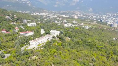 Livadia, Kırım. Livadia Sarayı - Kırım 'ın Yalta bölgesindeki Livadia köyünde Karadeniz kıyısında yer alır. 4K
