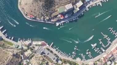 Sivastopol, Kırım. Yatları ve eğlence tekneleri olan Balaklava Körfezi. 4K