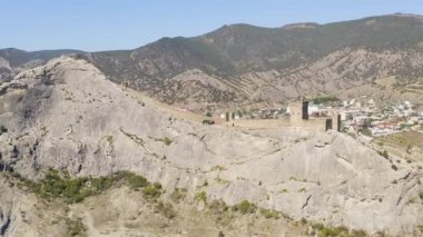 Sudak, Kırım. Sudak 'taki Ceneviz kalesi. 30 hektarın üzerinde bir alana sahip ortaçağ kalesi. Karadeniz kıyısında. 4K