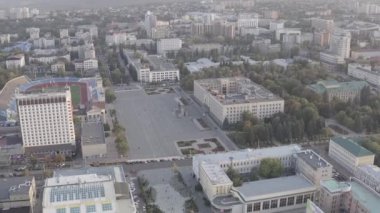 Stavropol, Rusya. Lenin Meydanı. Stavropol Bölgesi 'nden Dinamo Stadyumu. Gün batımı zamanı. 4K