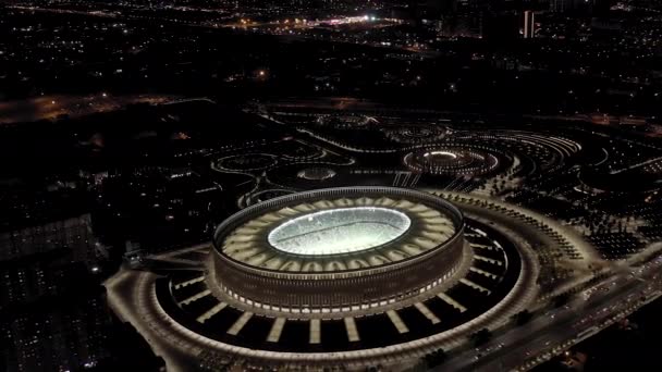 Krasnodar, Rusya. Krasnodar - Krasnodar şehrindeki isimsiz kulübün futbol stadyumu. Halk Parkı Krasnodar (Galitsky Parkı). Gece vakti. 4K — Stok video