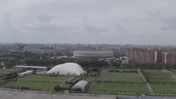 克拉斯诺达尔，俄罗斯。克拉斯诺达尔（英语：Krasnodar）-克拉斯诺达尔市同名俱乐部的足球场。Krasnodar公共公园（Galitsky公园） 。夏季航景。4K — 图库视频影像