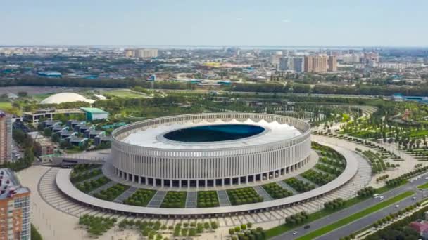 Krasnodar, Rusya. Krasnodar Stadyumu, Krasnodar parkında bir futbol stadyumudur. Bulutlar — Stok video