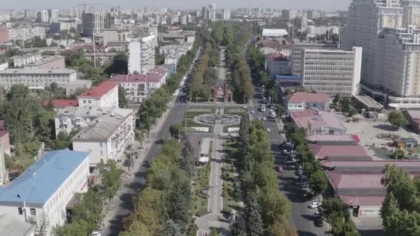 Krasnodar, Russie, Alexandrovsky Boulevard Park. Monument à la Sainte Grande Martyre Catherine avec une fontaine. Arc de Triomphe. Vue aérienne. 4K — Video