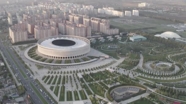Krasnodar, Rusia - 29 de agosto de 2020: El estadio de Krasnodar es un estadio de fútbol en el parque Krasnodar. Tiempo de puesta del sol.. 4K — Vídeos de Stock