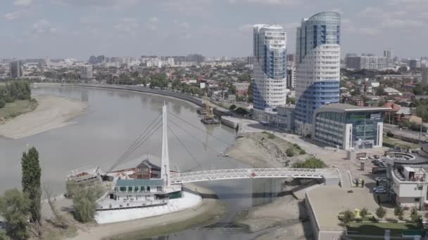 Krasnodar, Russland, Brücke der Küsse. Neue Wohngebäude am Kubanskaja-Damm. Der Kuban-Fluss. Flug über die Stadt im Sommer. 4K — Stockvideo