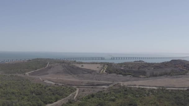 Kerch, Crimea. Vista del nuevo puente de Crimea. Fortaleza Kerch. Clima claro. 4K — Vídeos de Stock