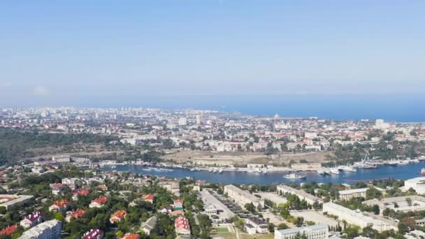 Sebastopol, Crimea. Las bahías de la ciudad de Sebastopol en verano en el tiempo soleado. Las naves. 4K — Vídeos de Stock