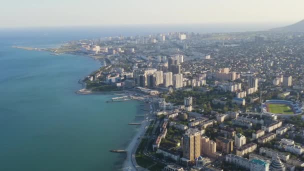 Novorossijsk, Ryssland. Panorama över staden och vallen. Tsemesskaja Bay i Svarta havet. 4K — Stockvideo