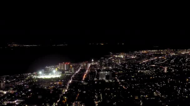 Novorossiysk, Rusia. Panorama Novorossiysk pe timp de noapte. Luminile oraşului de noapte. 4K — Videoclip de stoc