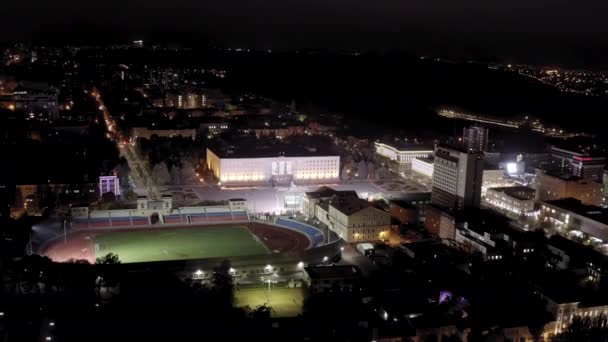 Stavropol, Ryssland. Lenintorget. Dynamo Stadium, Duman av Stavropol territoriet. Nattetid. 4K — Stockvideo