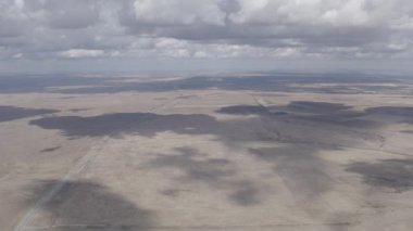 - Rusya. Sonbahar tarlalarında sağanak yağmurlu bulutlar. Steppe. 4K
