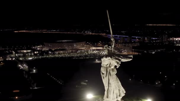 Wolgograd, Russland. Nachtansicht der Skulptur von Rodina die Mutter ruft! auf Mamaev Kurgan in Wolgograd. 4K — Stockvideo