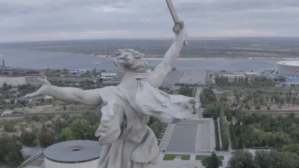 俄罗斯伏尔加格勒夜景雕塑"祖国号"的召唤!在伏尔加格勒的Mamaev Kurgan多云的天气。4K — 图库视频影像