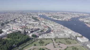 St. Petersburg şehir merkezinin panoramik hava manzarası açık güneşli bir havada, Rusya. 4K