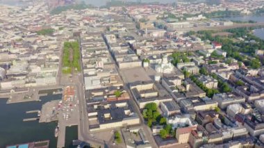 Dolly zoom. Helsinki, Finlandiya. Şehir merkezinin hava manzarası. Helsinki Katedrali. Senato karesi. Pazar Meydanı