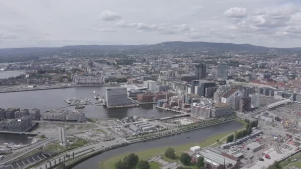 Oslo, Norveç. Şehir merkezi havadan izleniyor. Oslo Fjord seti. Oslo Opera Binası. 4K — Stok video