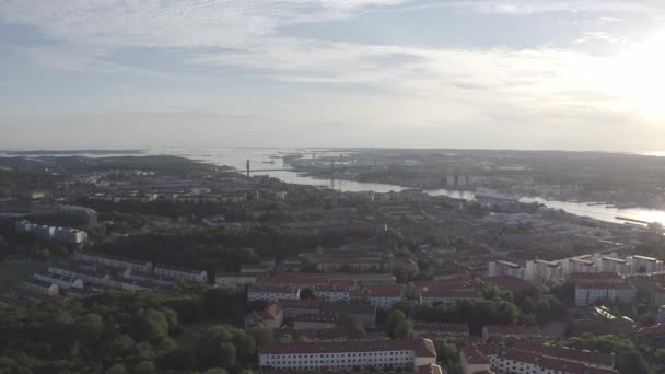 Gothenburg, Swedia. Panorama kota dan sungai Goeta Elv dengan kapal. Matahari terbenam. 4K — Stok Video