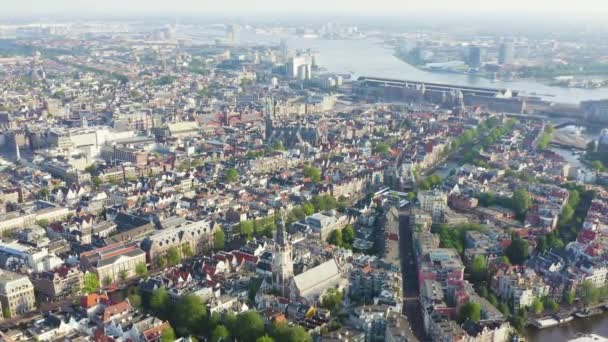 Dolly zoom. Ámsterdam, Países Bajos. Volando sobre los tejados de la ciudad hacia la estación central de Ámsterdam (Amsterdam Centraal ) — Vídeos de Stock