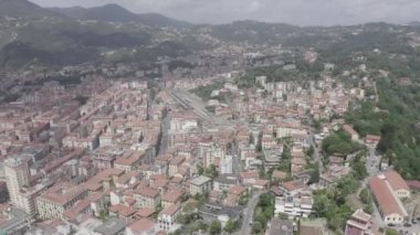 La Spezia, İtalya. Şehir manzarası, dağlar. 4K