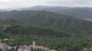 İtalya. Orman, dağlarla ve villalarla kaplıydı. San Michele Arcangelo Kilisesi. Liguria bölgesindeki Borghetto di Vara bölgesi, La Spezia eyaletine bağlı. 4K