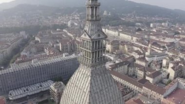 Torino, İtalya. Şehrin üzerinde uçuş. Köstebek Antonelliana. 121 metre yüksekliğinde kubbesi ve kubbesi olan bir 19. yüzyıl binası. 4K