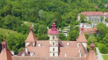 Dolly zoom. Graz, Avusturya. Eggenberg Sarayı (Schloss Eggenberg) - Styria 'nın en büyük aristokratik konutu Dünya Mirası olarak listelenmiştir. İnşaat 1646 'da tamamlandı.