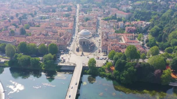 Dolly zoom. Turin, Italien. Flug über die Stadt. Katholische Pfarrkirche Gran Madre Di Dio — Stockvideo