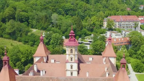 Dolly zoomen. Graz, Oostenrijk. Paleis Eggenberg (Schloss Eggenberg) - de grootste aristocratische residentie in Stiermarken staat op de Werelderfgoedlijst. De bouw werd voltooid in 1646. — Stockvideo