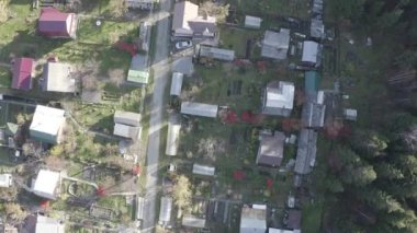 Yekaterinburg şehrinin varoşlarındaki tatil köyü. Ural, Rusya. Sonbahar, gün batımı. 4K