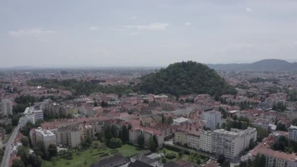 Graz, Österrike. Den historiska stadskärnan flygfoto. Schlossberg (Slottskullen). 4K — Stockvideo