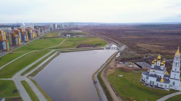 Ekaterinburg, Rusland. Een vijver met een dam in een nieuw park. Nieuwe Bouwplaats - Akademicheskiy (Academisch). 4K — Stockvideo