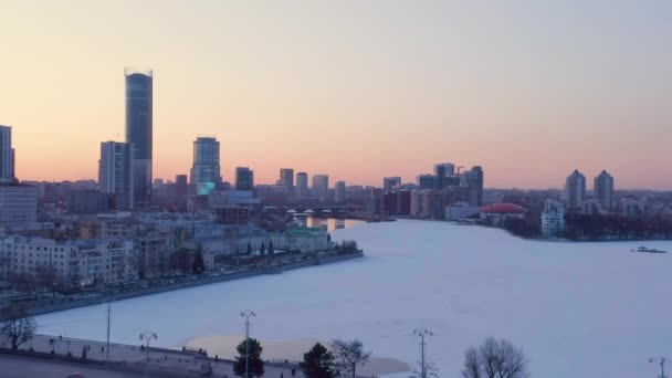 Ekaterinburg, Rusya. Şehir merkezi, ev siluetleri. Gün batımından sonra şehir göleti. Baharın başında. Gün batımı zamanı. 4K — Stok video
