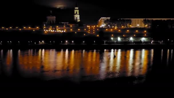 Perm, Rusland. Straat - Komsomolsky Prospect en de Kama River Embankment in de stad Perm. Nachtstad, uitzicht vanuit de lucht. 4K — Stockvideo