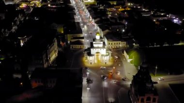 Rusya, Vladimir. Gece şehri havadan. Altın Kapı (Vladimir). 4K