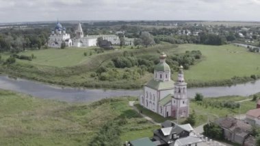 Suzdal, Rusya. Uçuş. İvanova Tepesi 'ndeki Hz. Elijah Kilisesi ya da İlyas Kilisesi. Kamenka Nehri' nin kıvrımında Suzdal 'da bir tapınak. 4K