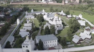 Suzdal, Rusya. Şefaat Manastırı 'ndaki En Kutsal Theotokos' un Katedrali. 4K