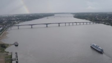 Kostroma, Rusya. Volga üzerinde uçuş. Yolcu gemisi Volga nehrinde yelken açıyor, Gökkuşağı. 4K