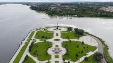 Rusya, Yaroslavl. Strelka (Spit), Yaroslavl 'ın 1000. yıldönümü anıtı. Yaroslavl şehrinin 1000. kuruluş yıldönümü şerefine açıldı. 4K