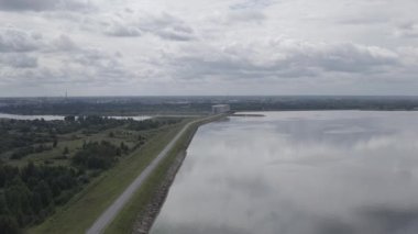 Rybinsk, Rusya. Rybinsk hidroelektrik santralinin hava görüntüsü. 4K