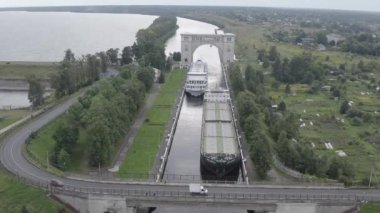 Uglich, Rusya. Çirkin Pound Lock. Geçiş yapan gemilerin geçişi. Mavna ve yolcu gemisi. 4K