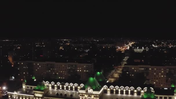 Nizhny Novgorod, Rusia. Vista aérea por la noche en el edificio de la feria de Nizhny Novgorod. Edificio del siglo XIX. Texto en frente del edificio Rusia es mi historia. 4K — Vídeo de stock