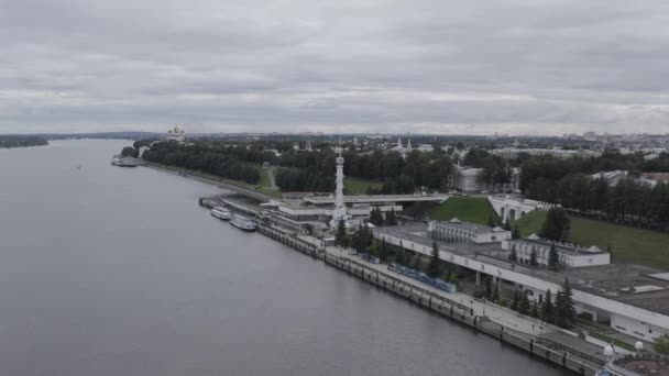 Ryssland, Jaroslavl. Flodstation vid Volga älv, Volzhskaja torn. 4K — Stockvideo