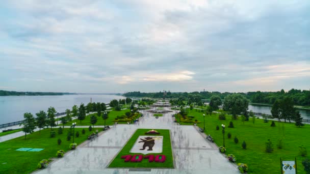 Jaroszlavl, Oroszország. Parkolj a nyilakra. A hely, ahol a Kotorosl folyó a Volga folyóba folyik. A naplementétől az éjszakáig tartó átmenet. 4K — Stock videók