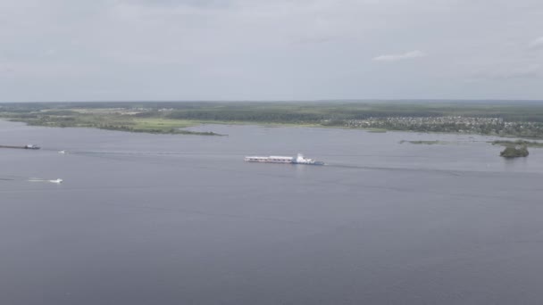 Rybinsk, Russia. Chiatta e nave da carico secco sul serbatoio Rybinsk, nella zona di serrature. 4K — Video Stock