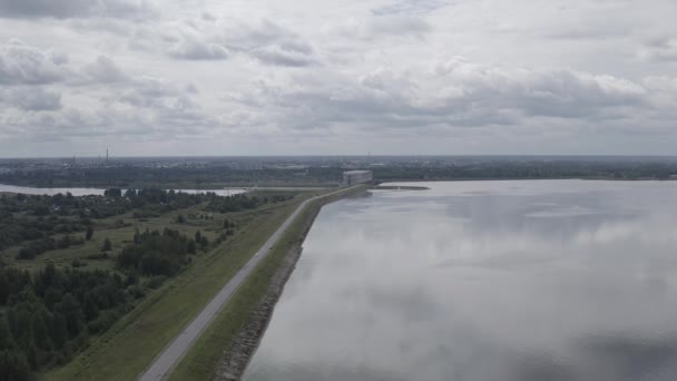 Rybinsk, Ryssland. Flygfoto över vattenkraftverket i Rybinsk. 4K — Stockvideo